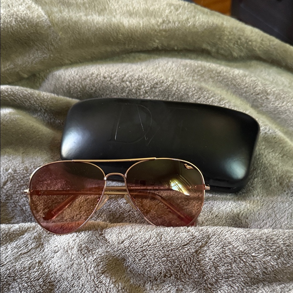 EUC🎉🎉🎉Diane Von Furstenberg katrina Pink Aviator Sunglasses
